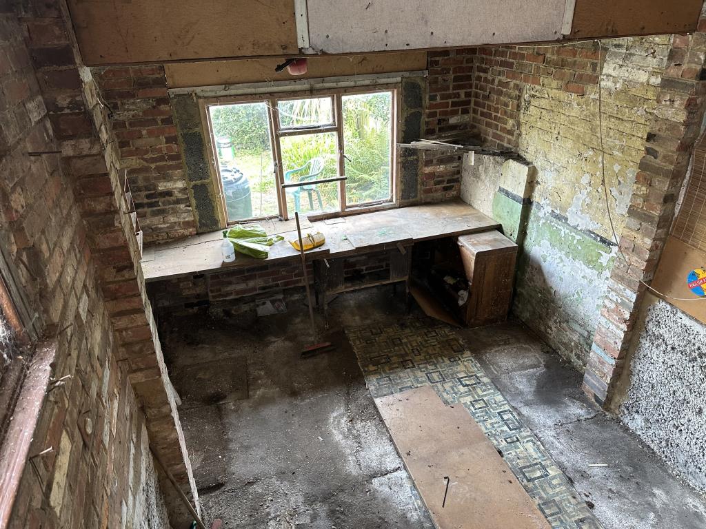 Lot: 171 - FOUR-BEDROOM SEMI-DETACHED HOUSE FOR REFURBISHMENT - Basement/Workshop space